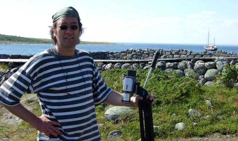 Thomas Römhild mit Kamera auf den Solowezki Inseln im Weißmeer