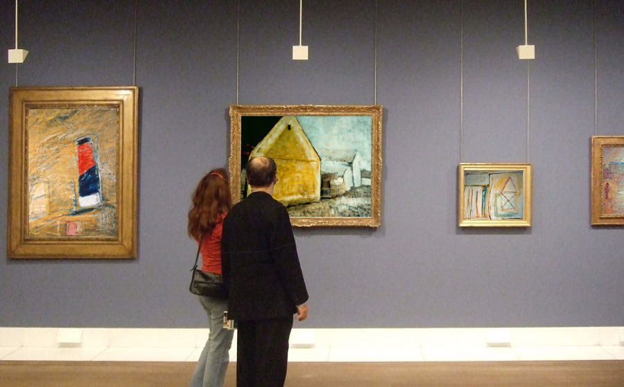 Zwei Menschen im Kunst-Museum