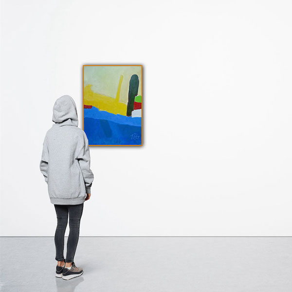 Frau in Jacke steht vor einem Bild