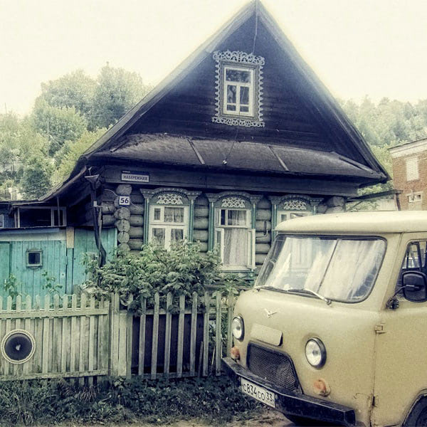 Auto und Haus im Dorf