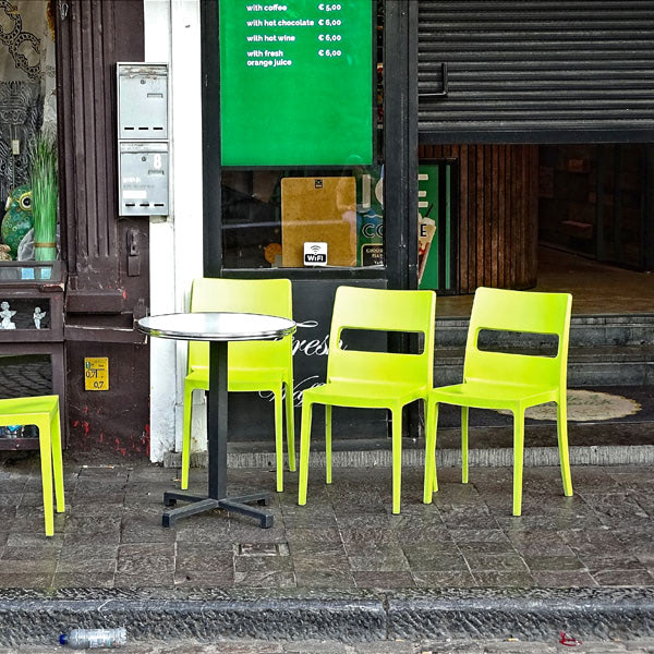 4 gelbe Stühle