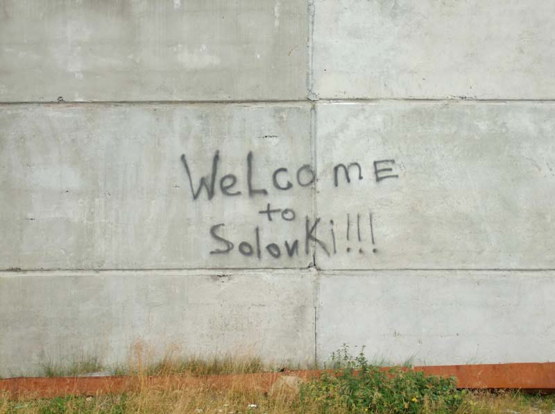 Schriftzug an einer Wand: Welcome to Solovki